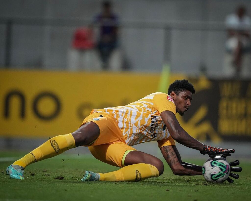 Hugo Souza faz belas defesas, mas sofre gol de pênalti em estreia no Português