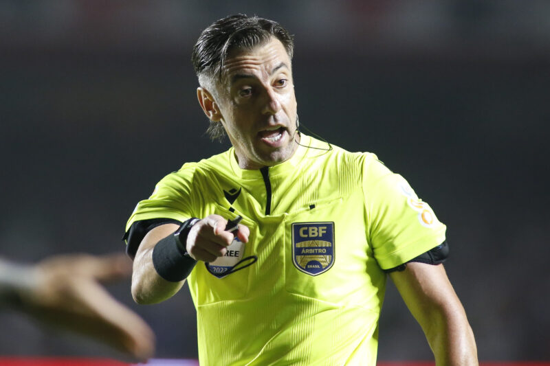 Arbitragem de Flamengo x Fluminense será de Raphael Claus, protagonista de polêmicas em clássicos