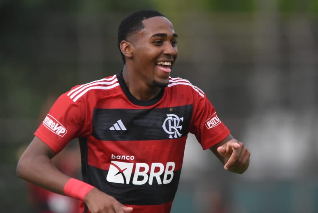 Lorran marca e Flamengo avança para semifinal com goleada