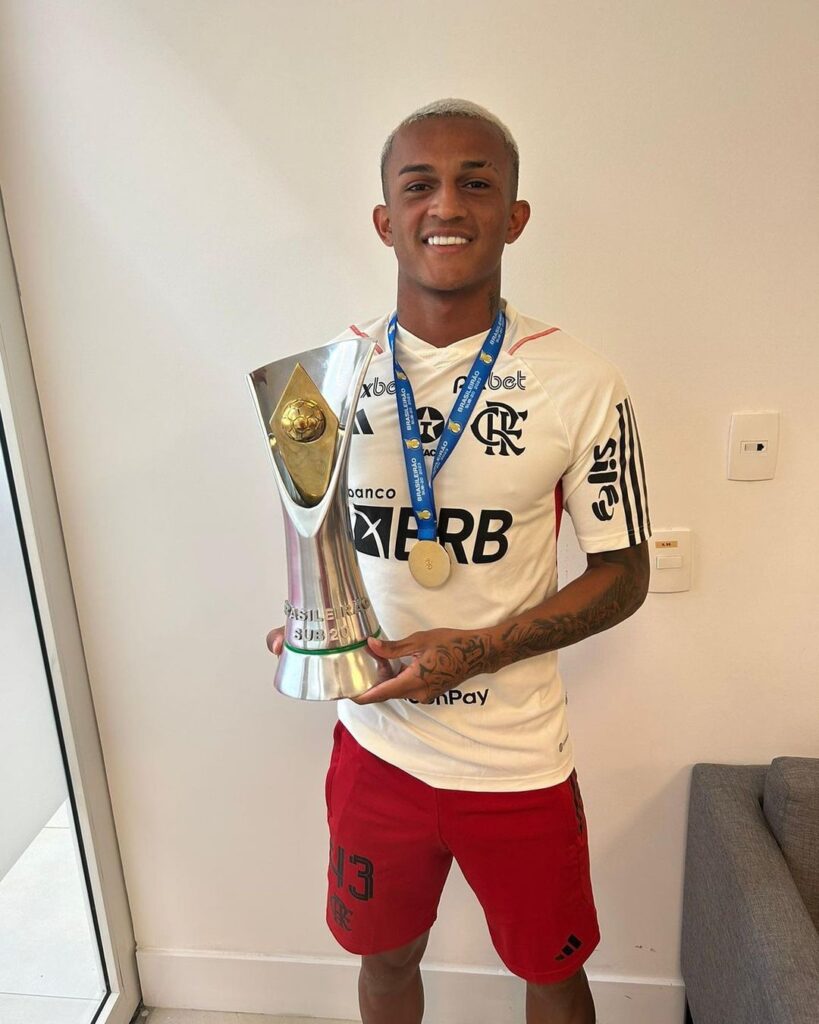 Wesley e Victor Hugo recebem medalha de campeão do Brasileirão Sub-20