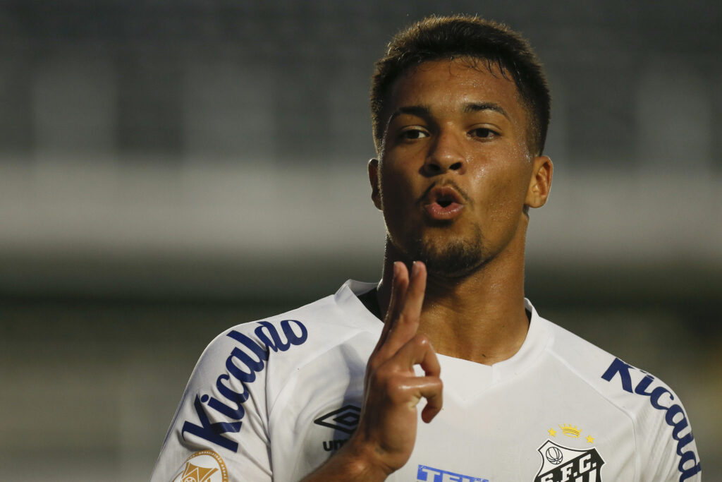 Marcos Leonardo comemora gol do Santos; pendurado contra o Corinthians, atacante pode virar desfalque contra o Flamengo