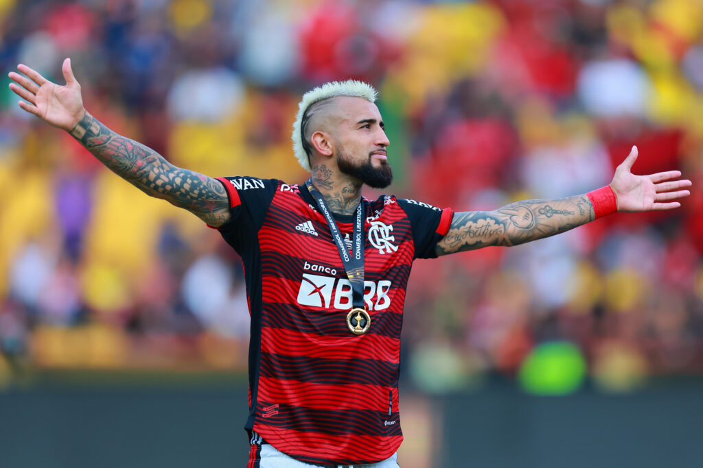 Arturo Vidal irrita torcida do Athletico-PR ao postar lembrança da Libertadores pelo Flamengo