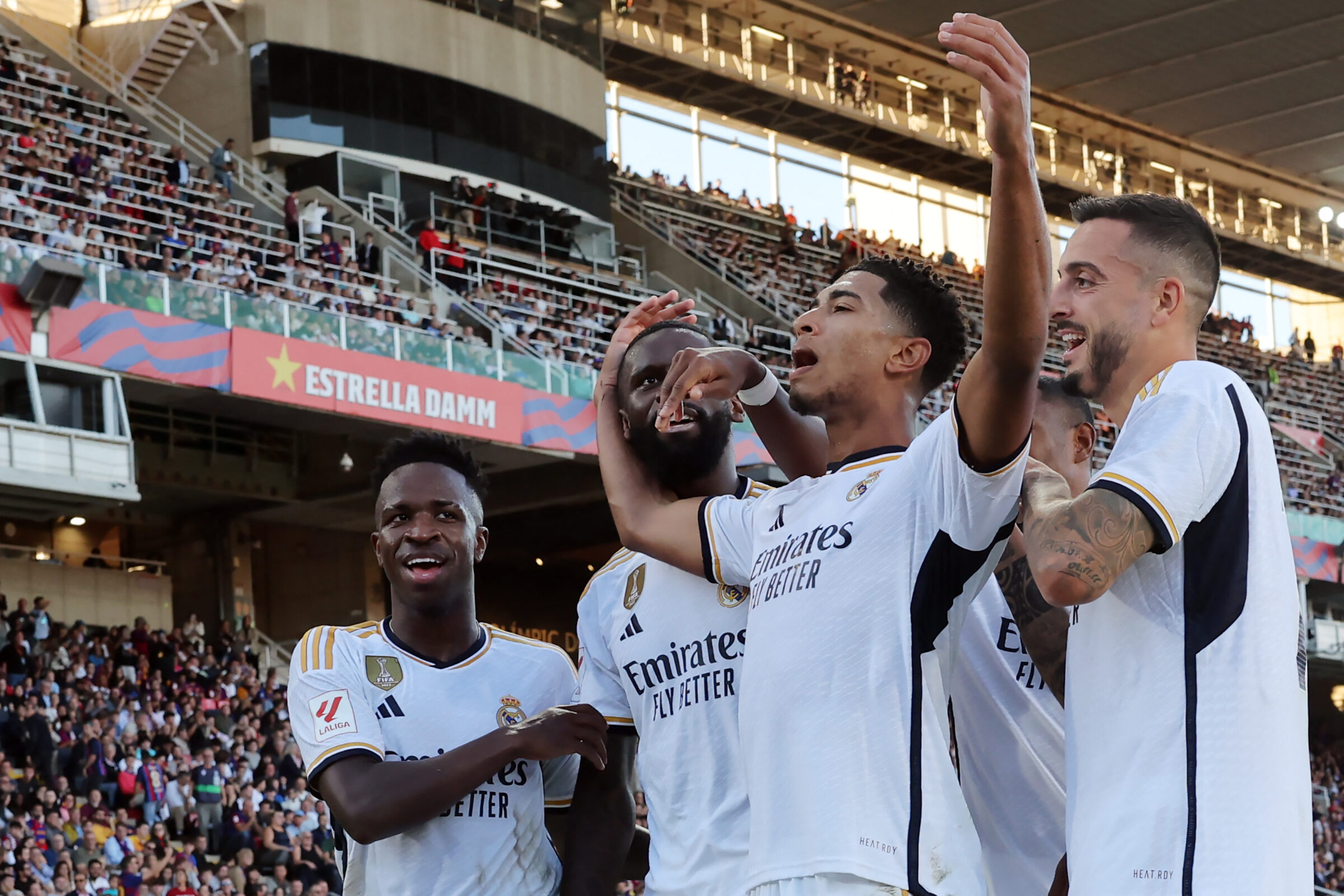 Vini Jr e Bellingham comemorando o gol da virada em Real Madrid x Barcelona.