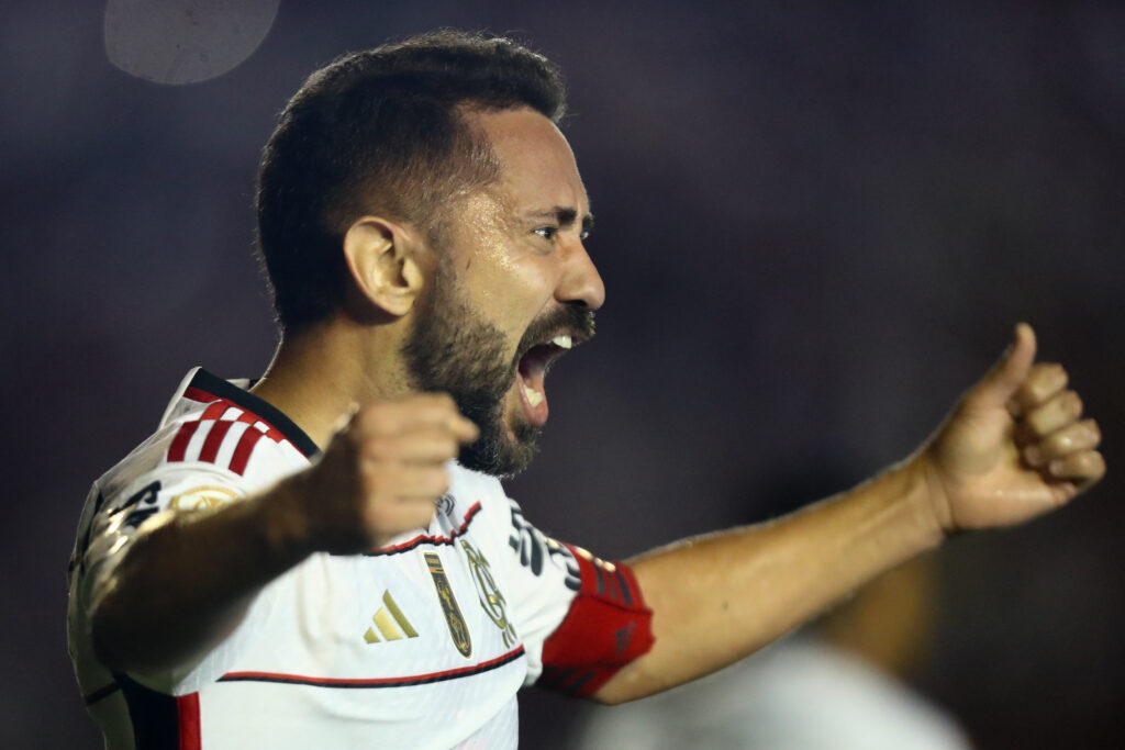 Everton Ribeiro, em negociação por renovação, na comemoração do gol pelo Flamengo