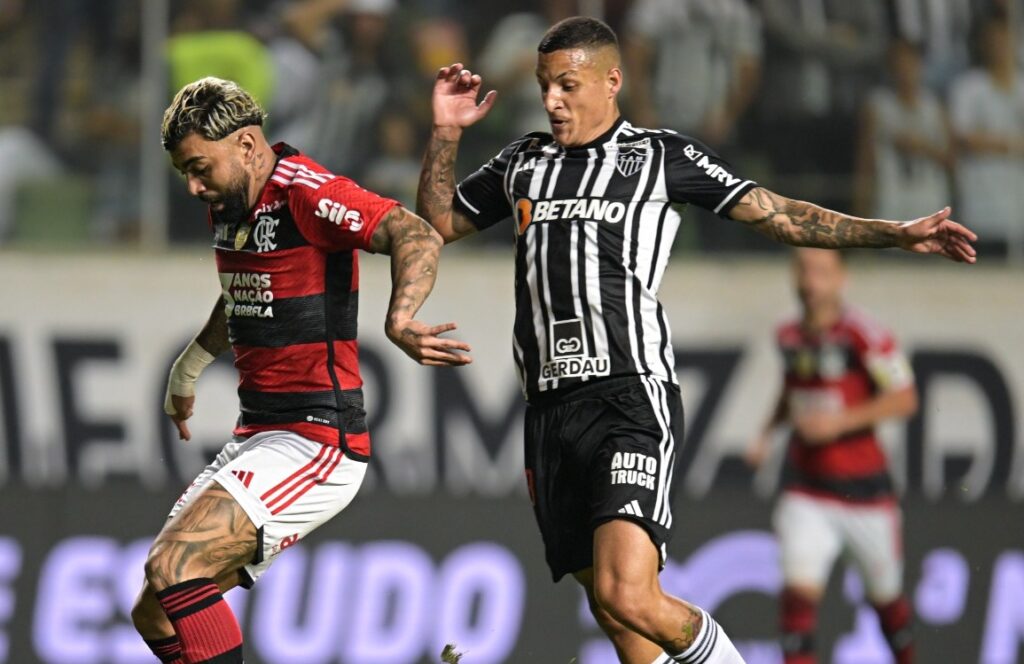 Guilherme Arana contra o Flamengo