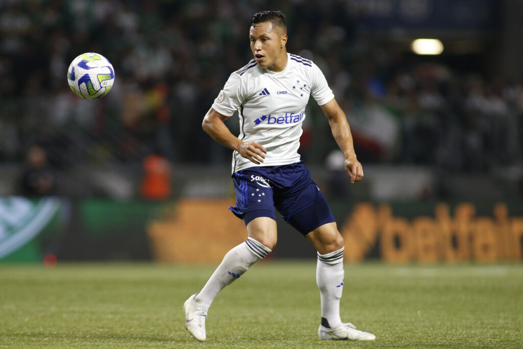 Marlon em campo pelo Cruzeiro no Brasileirão