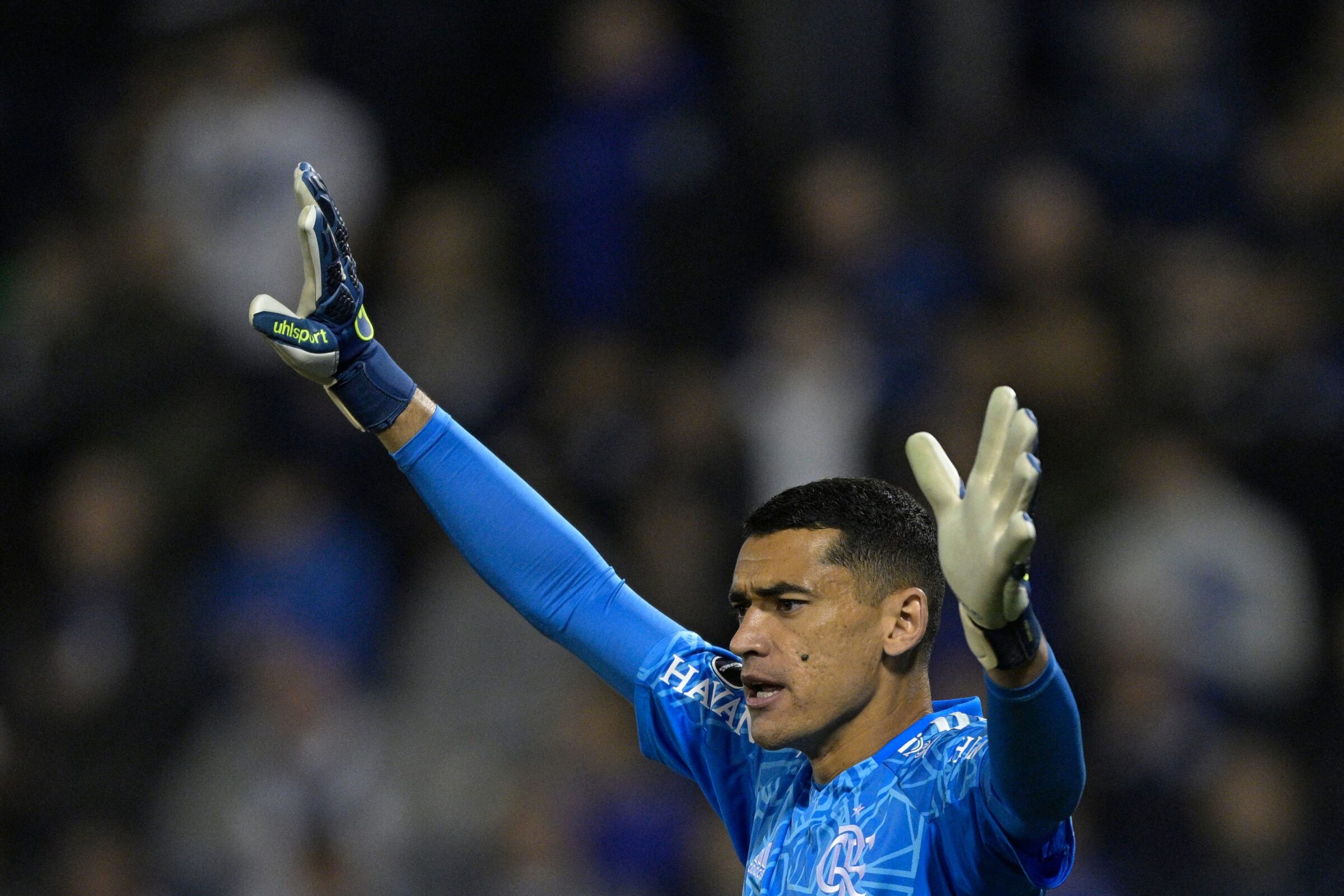 Goleiro Santos, ex-Flamengo, é alvo de clube da Série A do Brasileirão