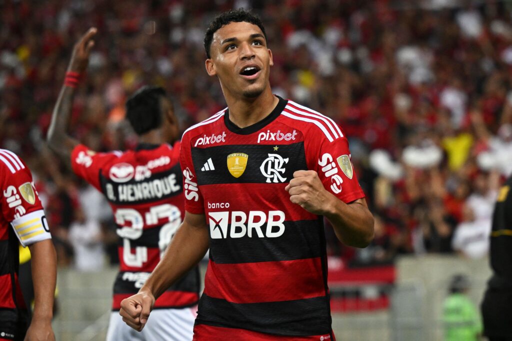 Victor Hugo em campo pelo Flamengo