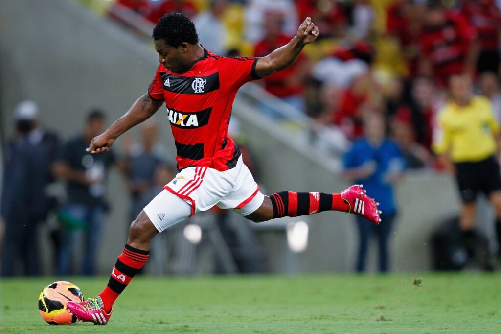 Amaral do Flamengo em ação durante a Série A do Brasileiro 2013 entre Flamengo e Goiás no Maracanã em 9 de novembro de 2013