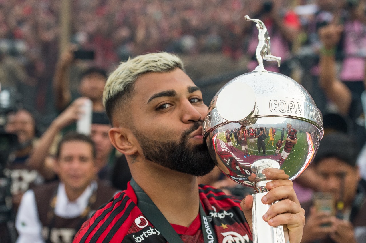 Gabigol posa com a taça da Libertadores 2019; atacante contou história envolvendo Jorge Jesus