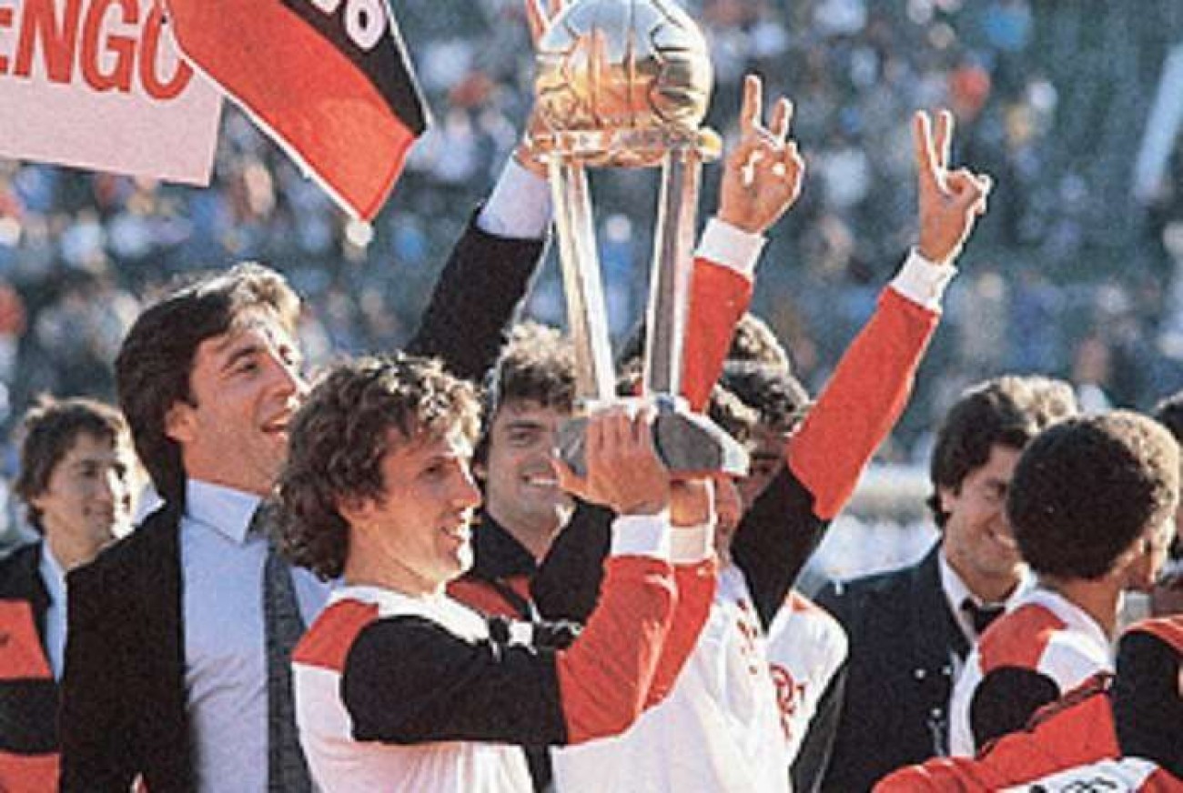 Zico ergue a taça de campeão Mundial de Clubes contra o Liverpool que a FIFA reconhece