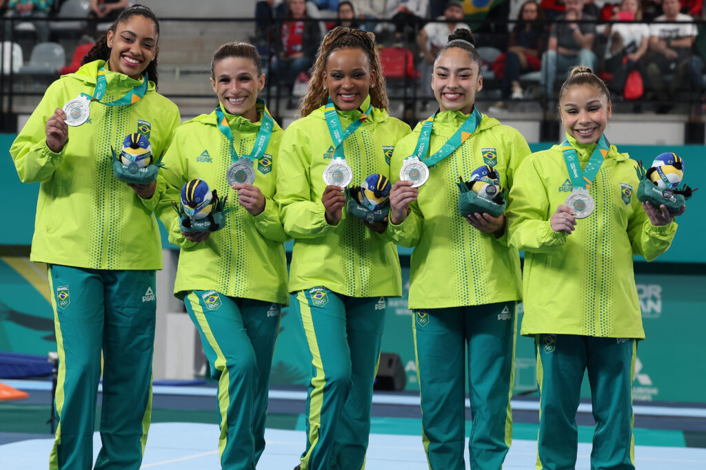 Equipe de ginástica do Brasil, com quatro atletas do Flamengo, que conquistou medalha de prata inédita no Mundial