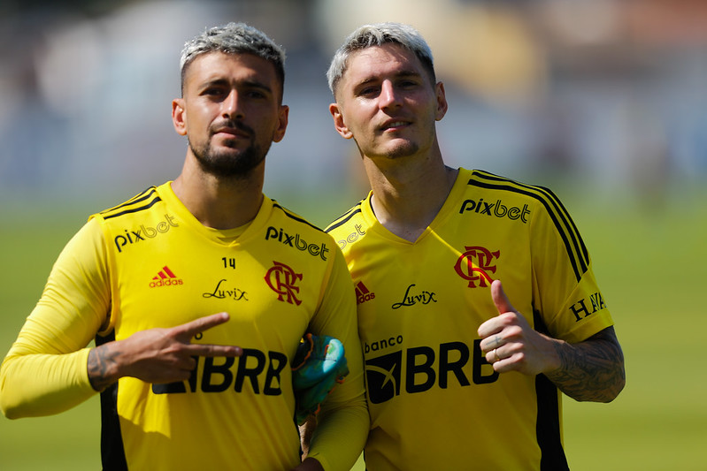 Flamengo se manifesta sobre renovações de Varela e Arrascaeta