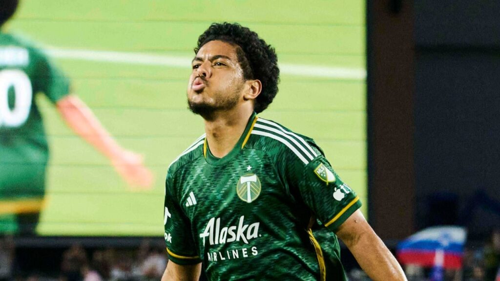 Evander em campo com a camisa do Portland Timbers