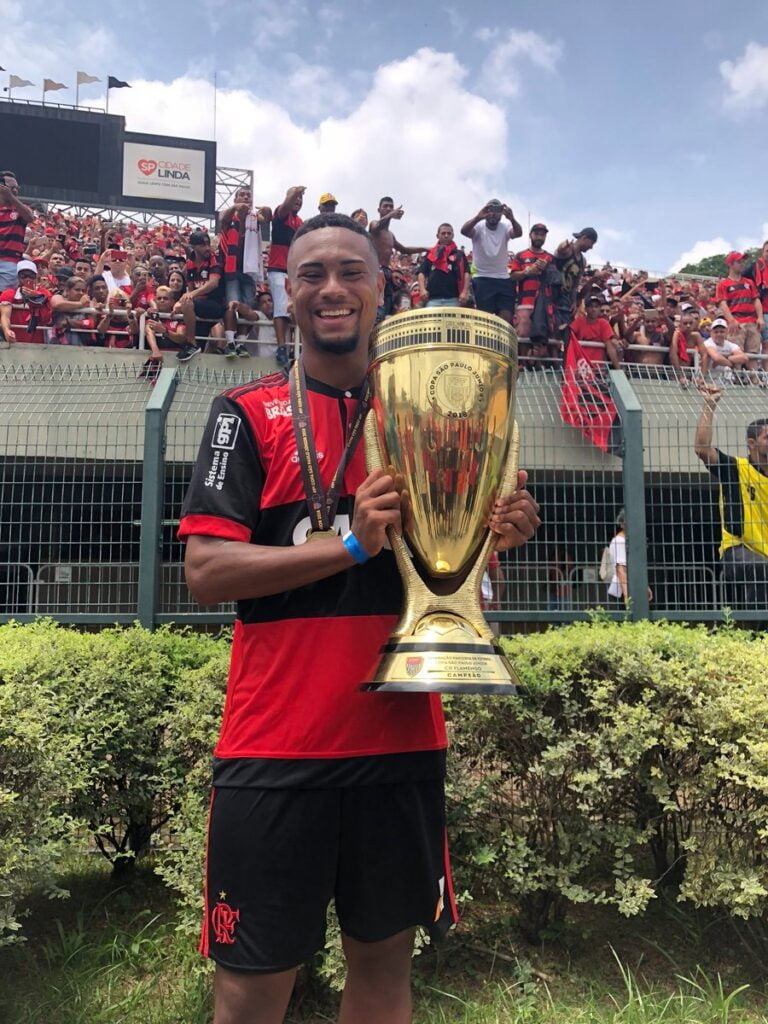 Wendel com taça da Copinha de 2018