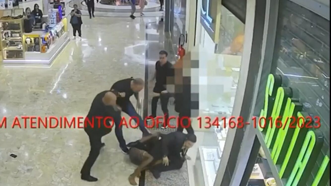 Imagens de câmeras de segurança de shopping enfim vêm a público e mostram Marcos Braz agredindo Leandro; Torcedor e dirigente do Flamengo entraram em acordo na Justiça