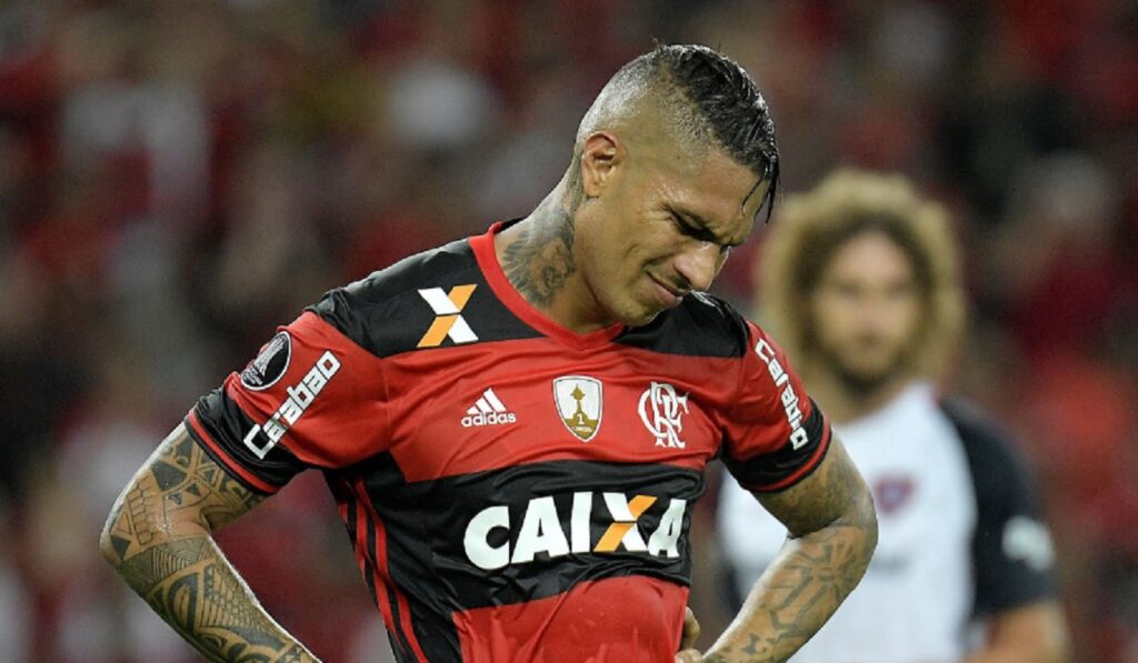 paolo guerrero em ação pelo flamengo