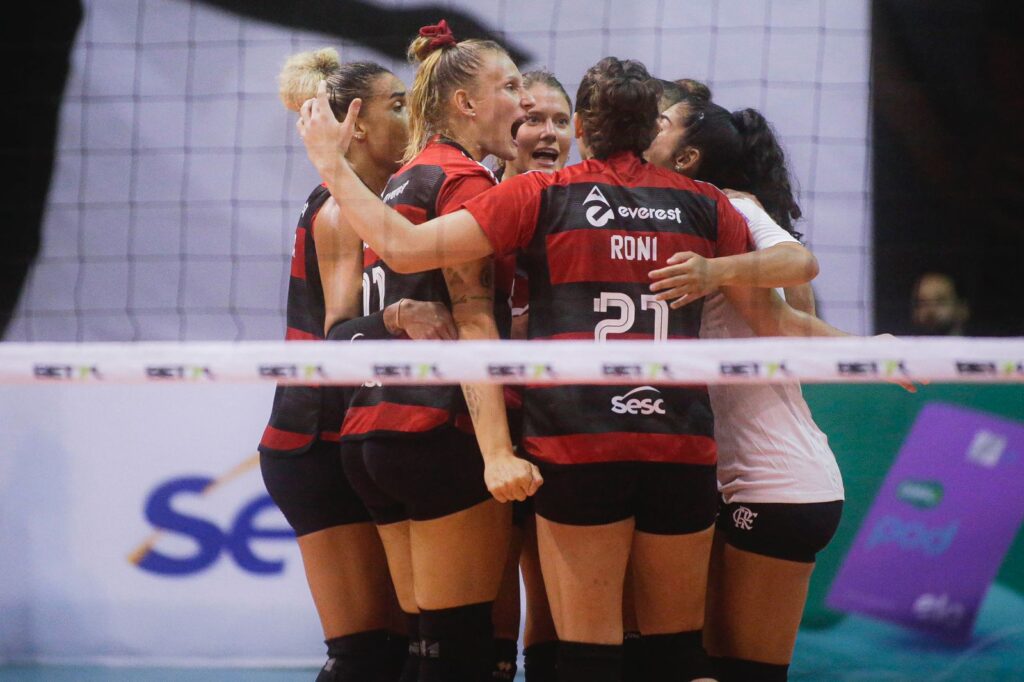 Jogadoras do Flamengo comemoram ponto durante partida ganha contra o Caxias do Sul, pela Copa do Brasil de vôlei 2023