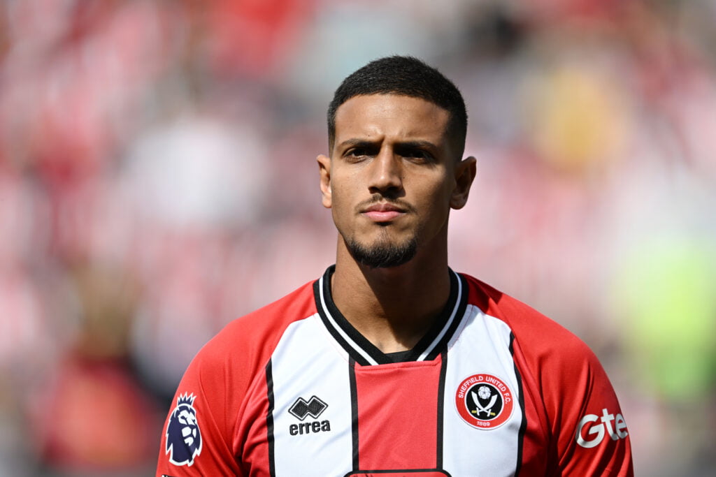 Vinícius Souza com a camisa do Sheffield