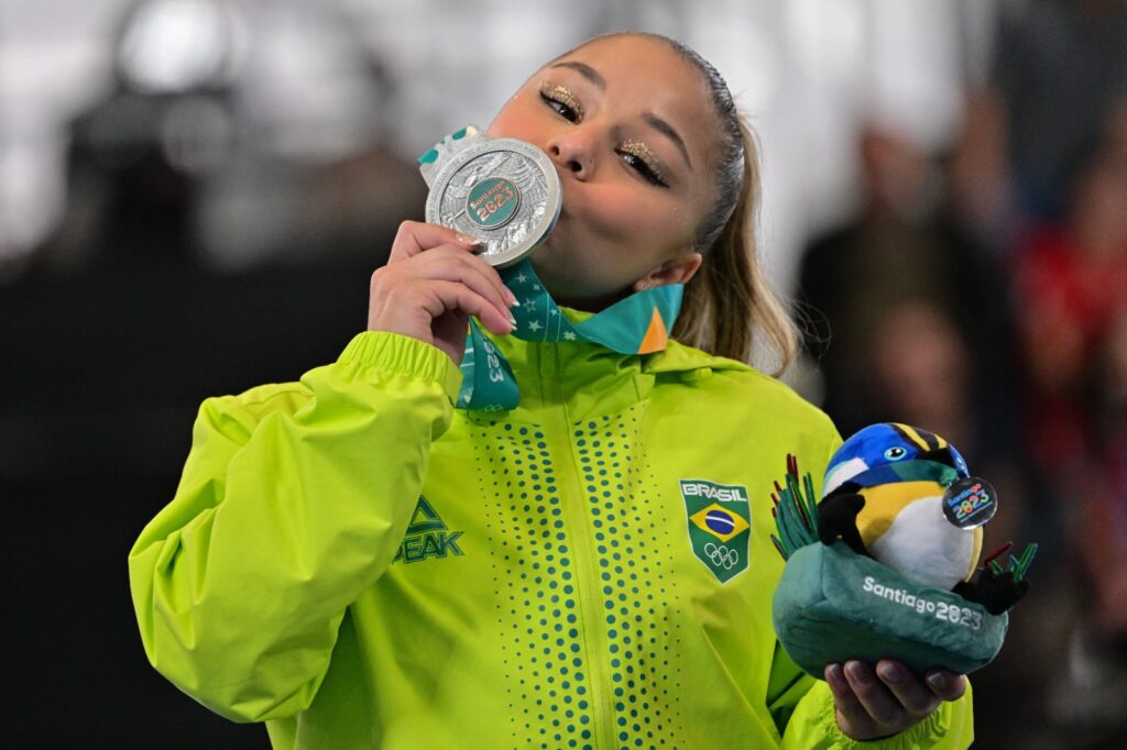 Flávia Saraiva com medalha de prata do Pan-Americano