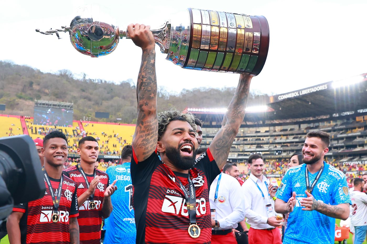 Gabigol ergue a taça da Libertadroes após a final em Guayaquil, em 2022