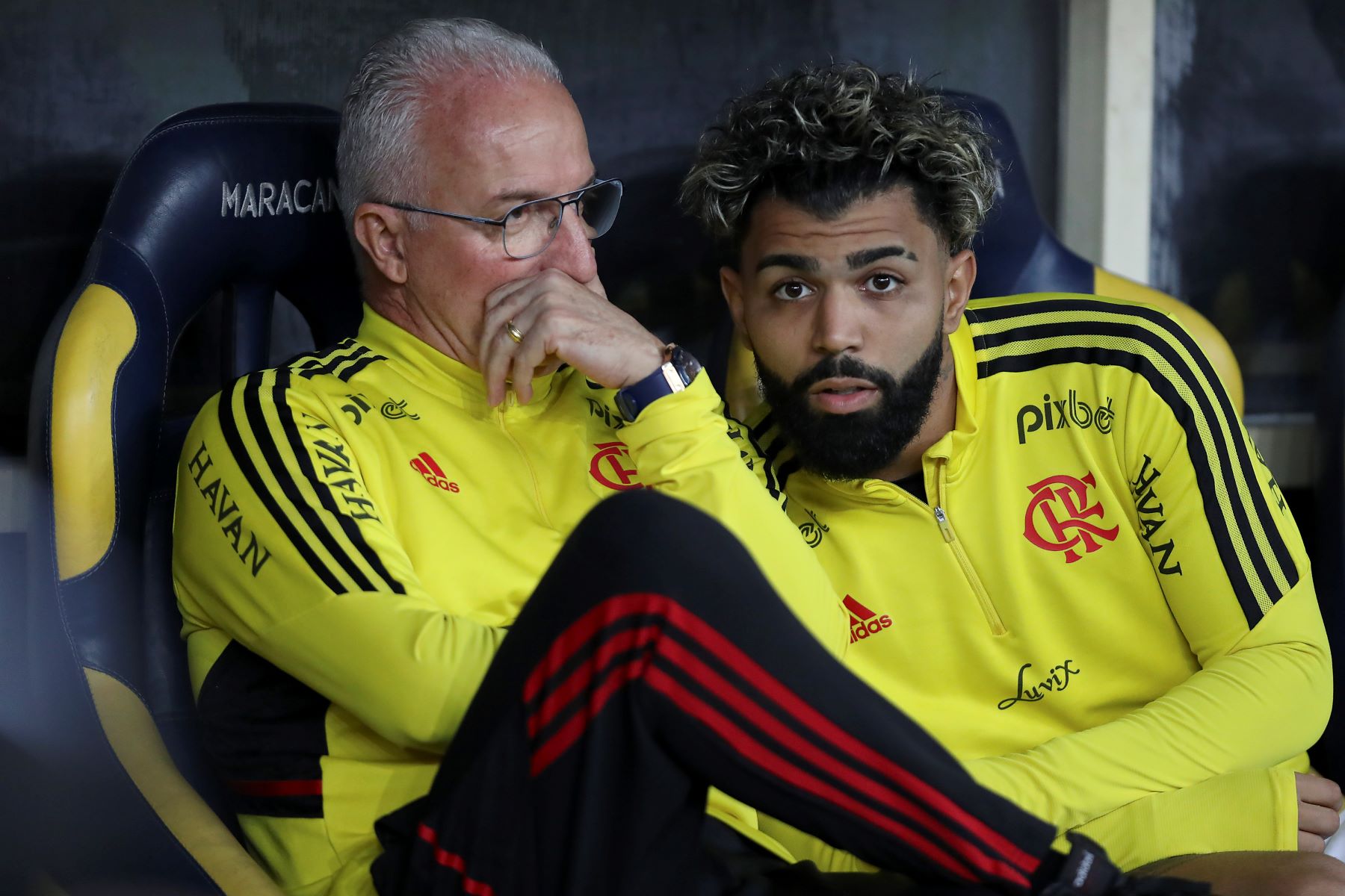 Dorival Júnior e Gabigol durante jogo do Flamengo em 2022