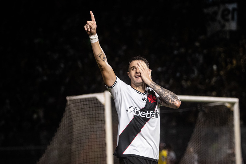 Vegetti comemora gol do Vasco contra o Fortaleza