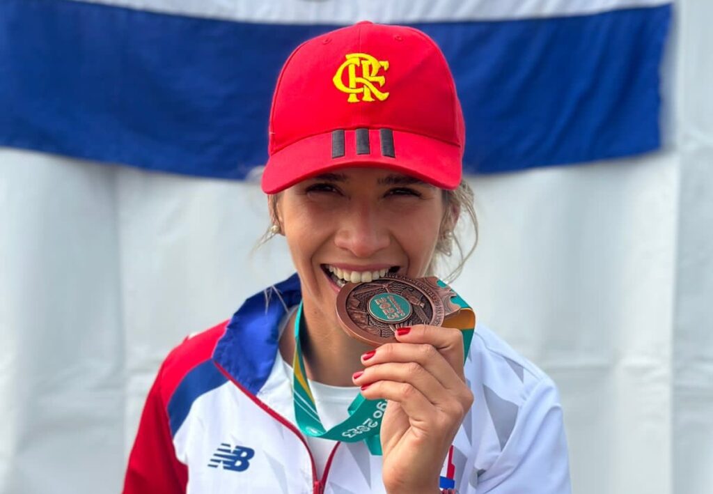 Alejandra Alonso utiliza boné  no pódio dos Jogos Pan-Americanos de Santiago; atleta está classificada para representar Paraguai em Paris 2024