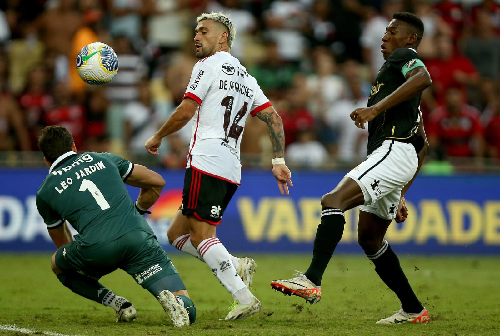 Arrascaeta faz um dos gols no jogo contra o Vasco