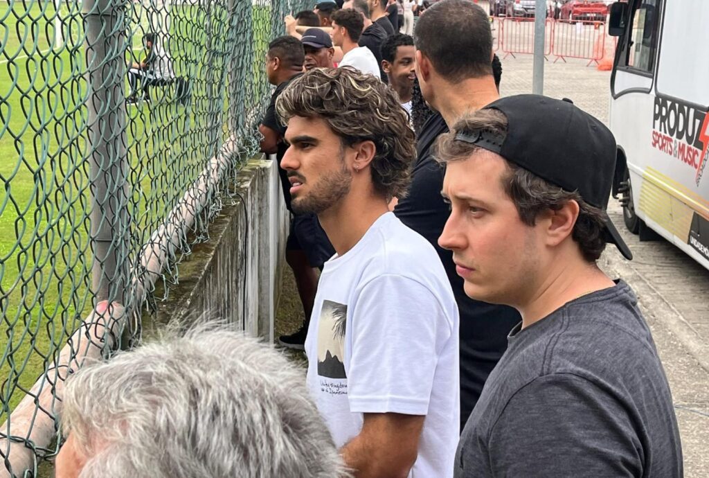 Atacante Jota vê jogo do Flamengo na Gávea