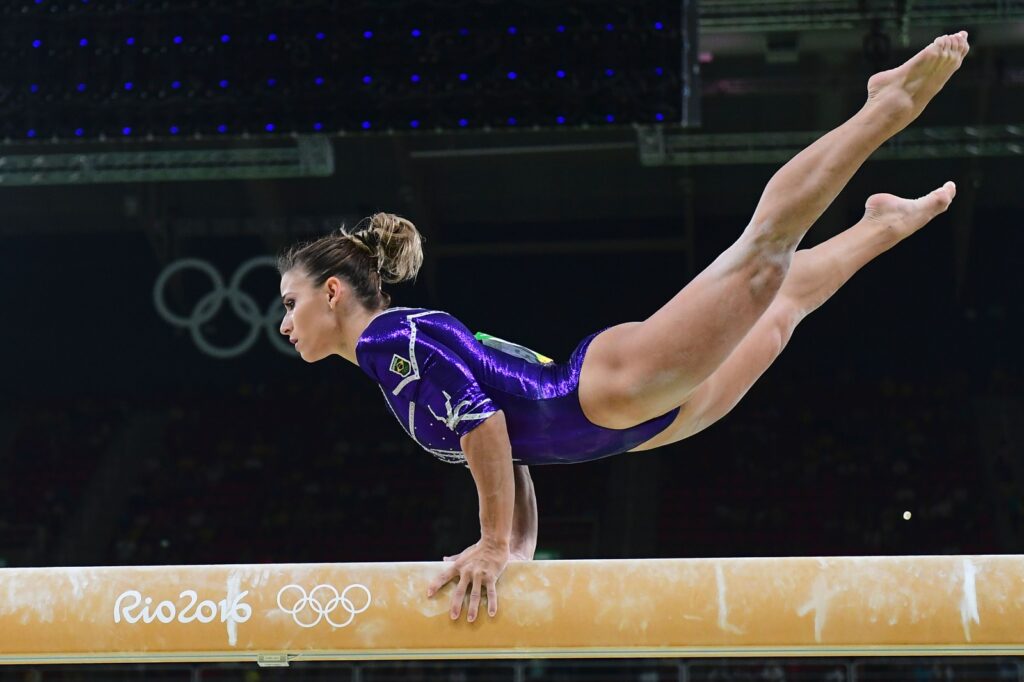 Jade Barbosa durante apresentação na trave no Rio 2016