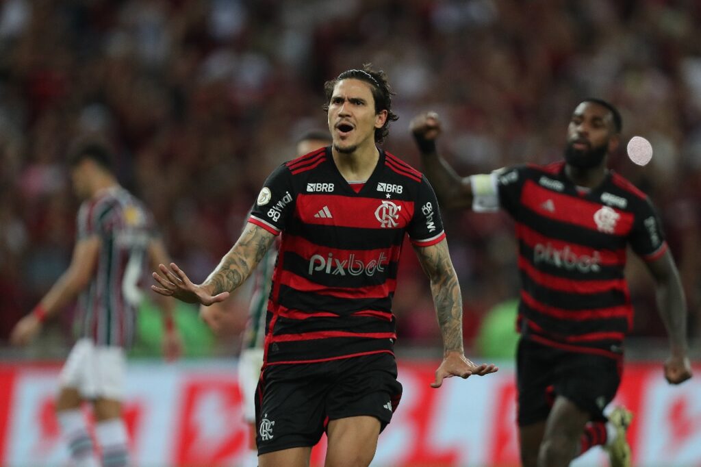 Pedro faz gesto de "calma" após marcar gol da vitória do Flamengo sobre o Fluminense pelo Brasileirão 2024; veja melhores momentos