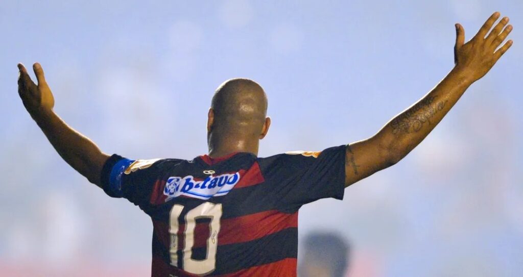 Adriano Imperador de braços abertos celebrando atuação sobre o Fluminense, no Brasileiro de 2009