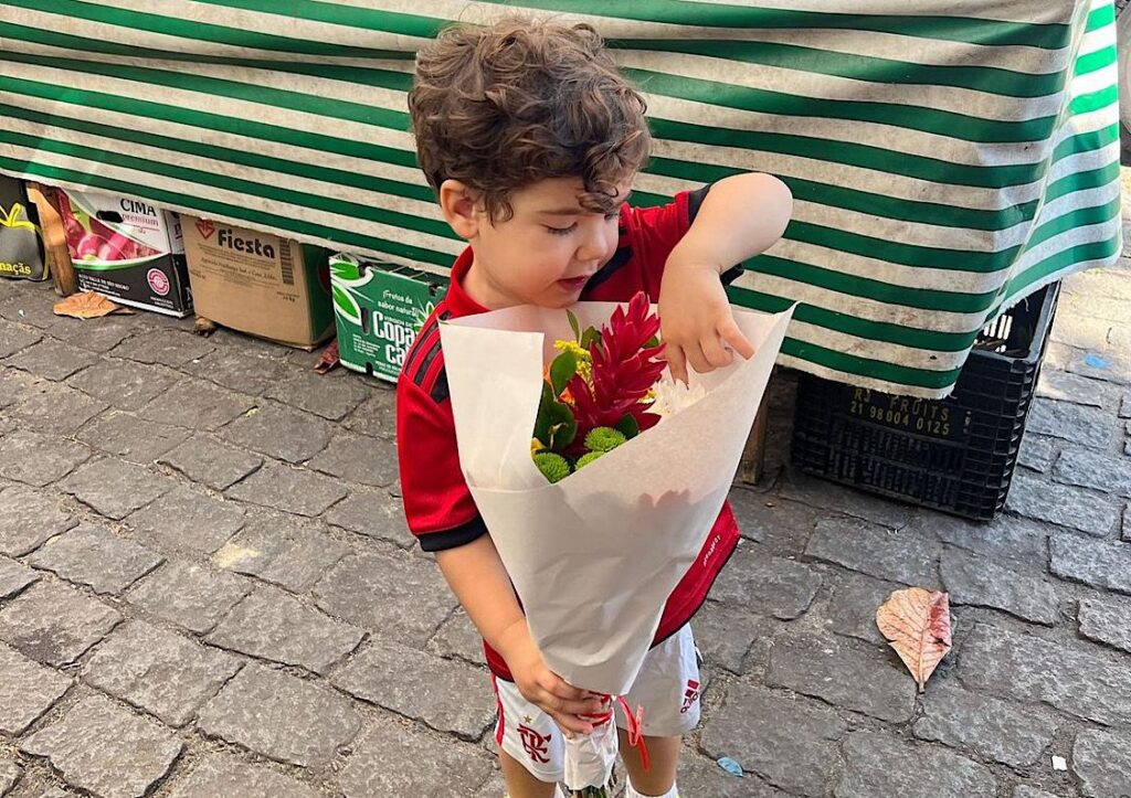 Totói usando camisas do Flamengo na rua