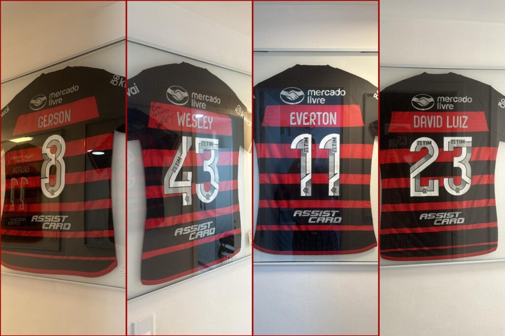 Camisas do Flamengo de Arthur expostas no corredor 