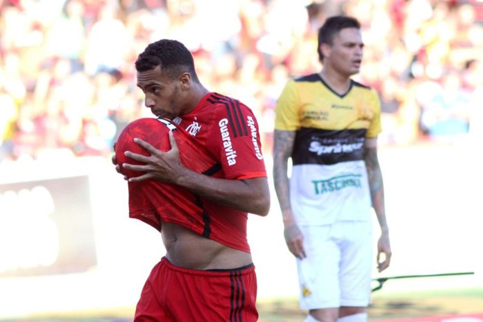 Atacante Elton comemorando gol pelo Flamengo contra o Criciúma, em 2014.
