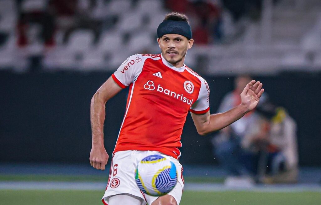 Renê em campo com faixa na cabeça durante duelo entre Botafogo e Internacional