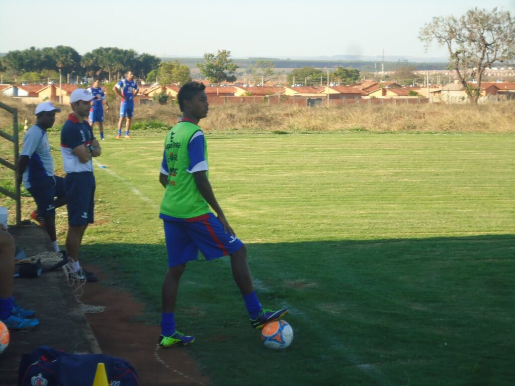 Bruno Henrique em campo pelo Itumbiara;