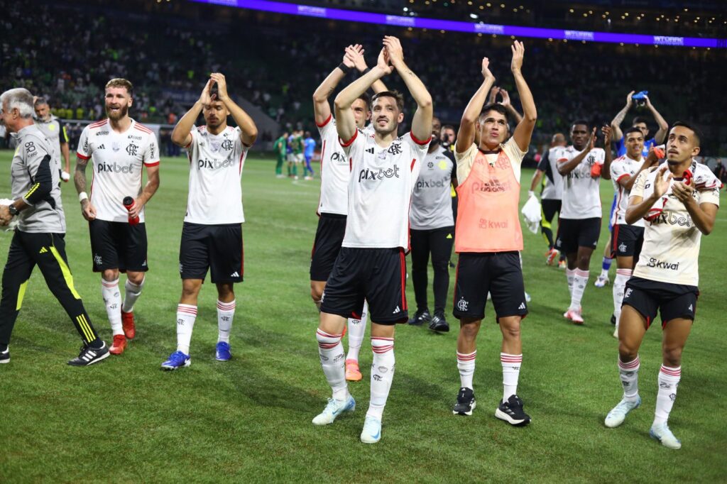 Elenco do Flamengo comemorando a classificação contra o Palmeiras