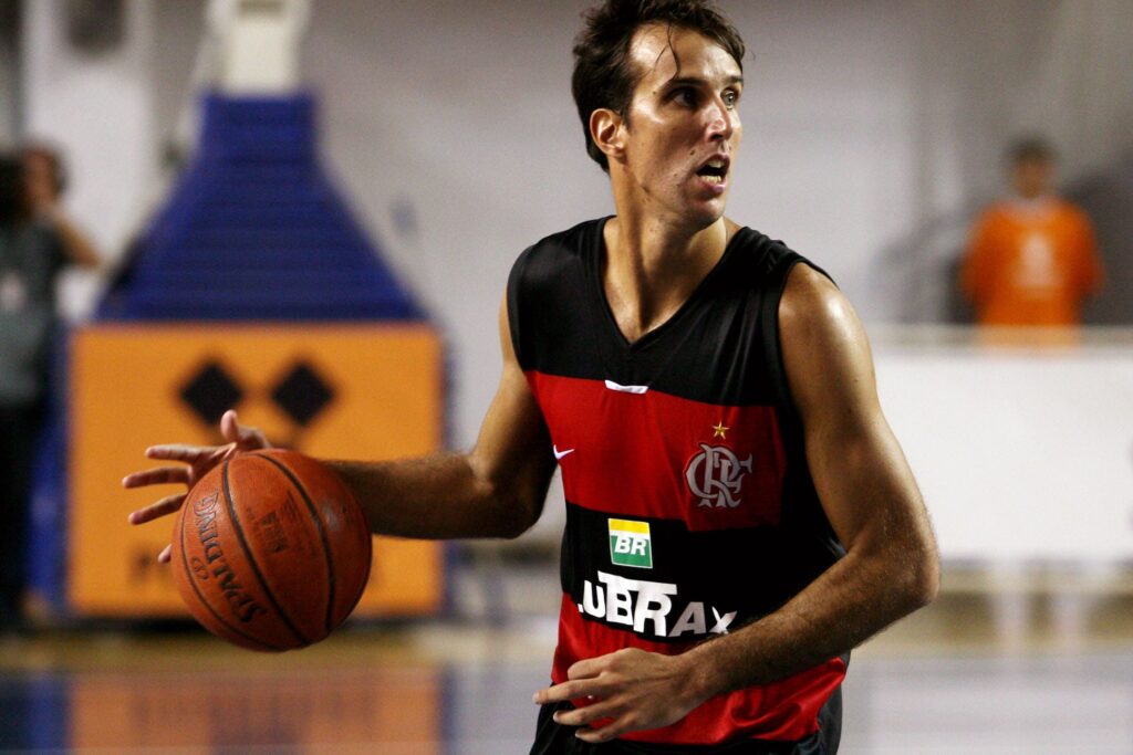 Marcelinho Machado com a camisa do FlaBasquete