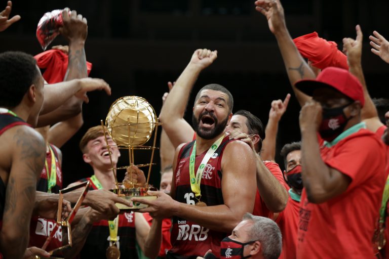 Olivinha e taça de campeão do Flamengo no NBB 20/21