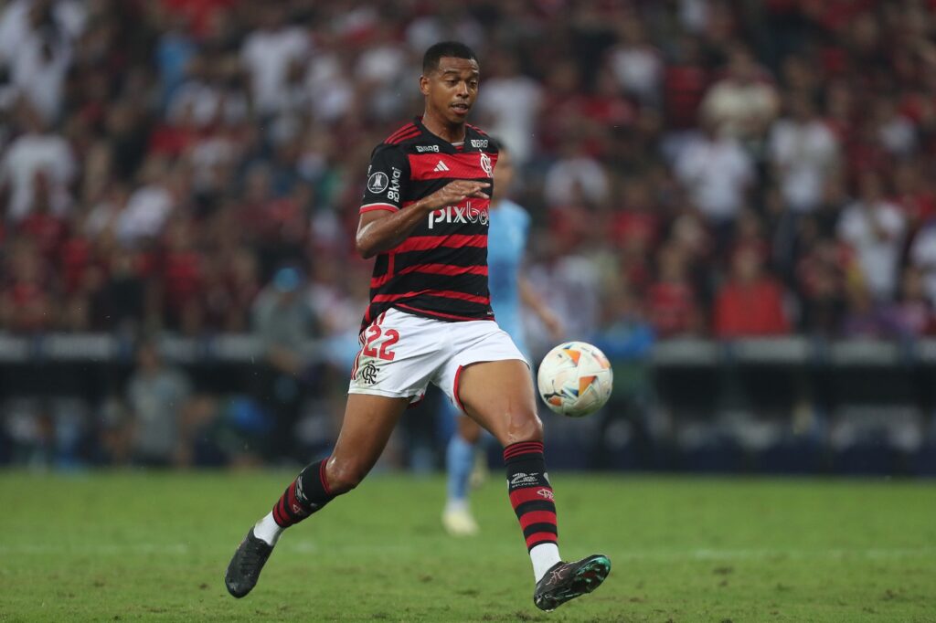 Carlinhos domina a bola durante confronto do Flamengo com o Bolívar, pelas oitavas da Libertadores