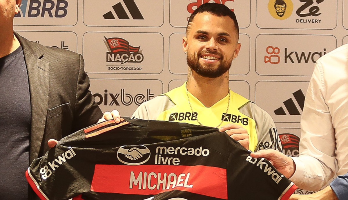 michael mostra camisa do flamengo em sua apresentação