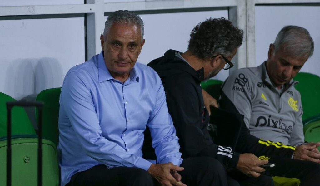 Tite observa o time em campo do banco de reservas