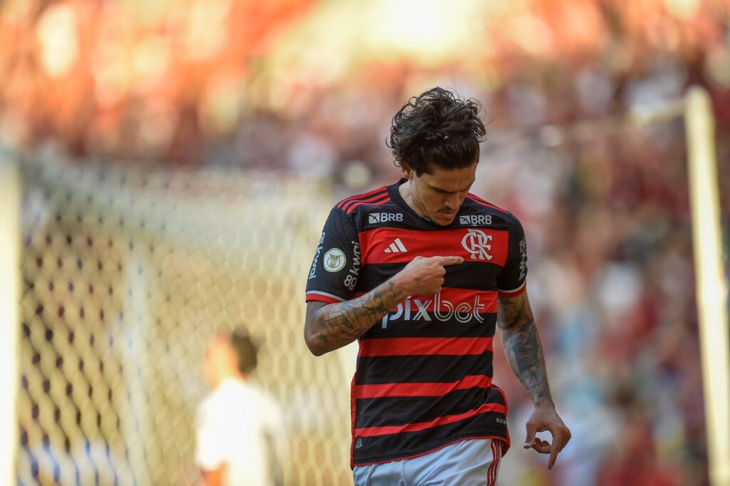 pedro aponta para escudo do flamengo em gol