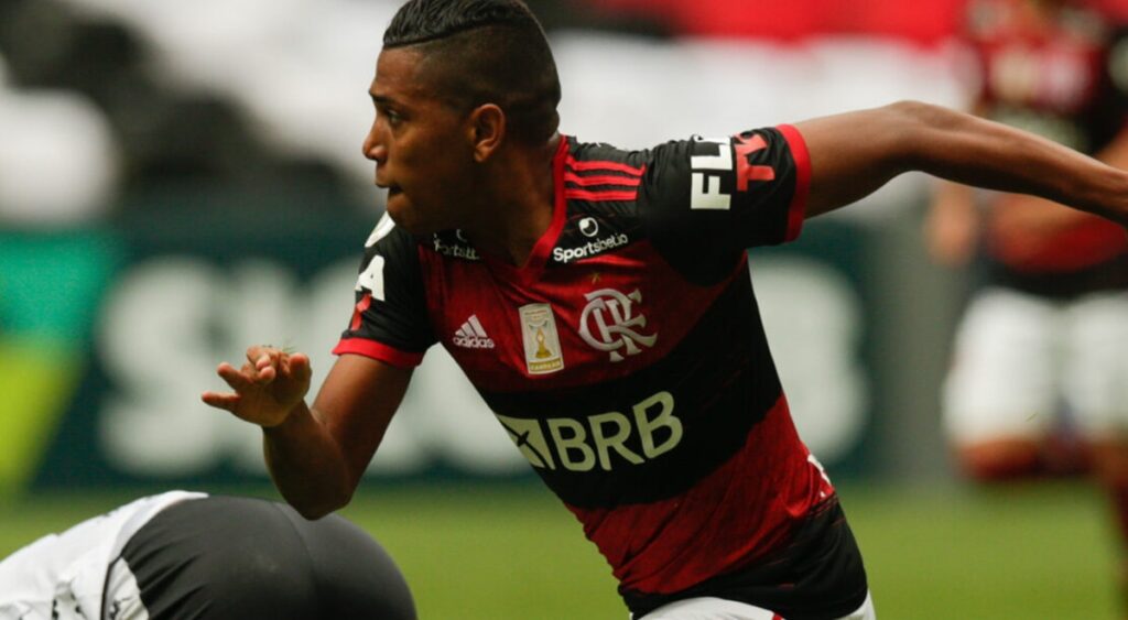 pedro rocha corre em jogo do flamengo em 2020