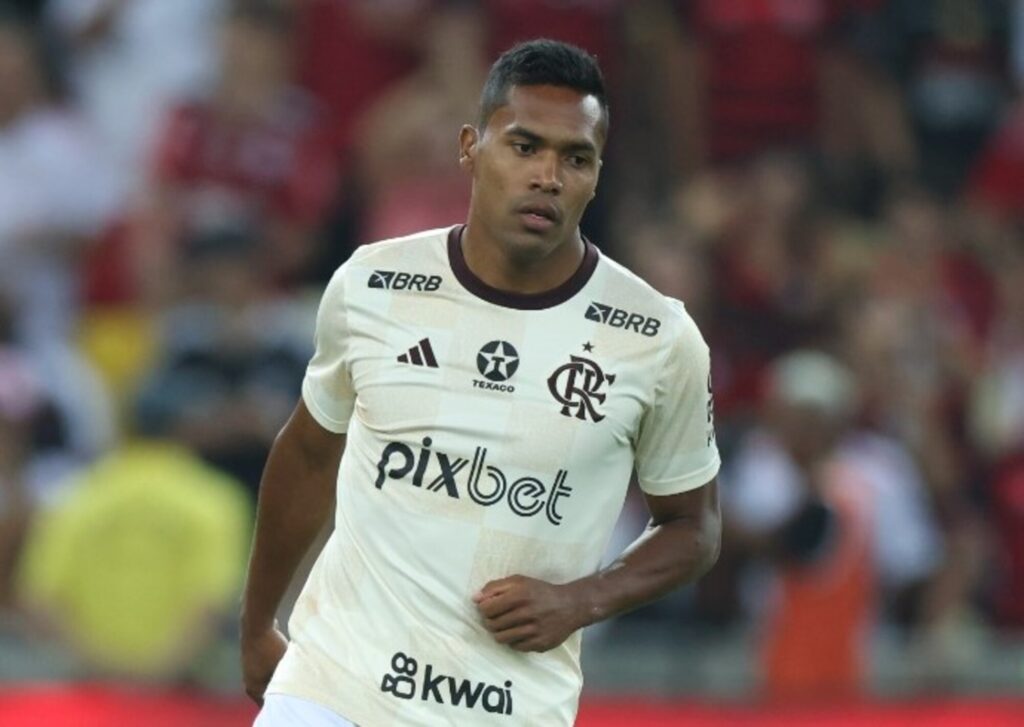 Fazendo estreia, Alex Sandro no aquecimento de Flamengo x Vasco