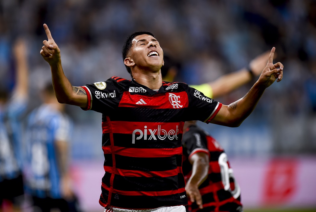 Felipe Teresa aponta para o seu sorridente após fazer primeiro gol como profissional em Grêmio 3x2 Flamengo pelo Brasileirão 2024