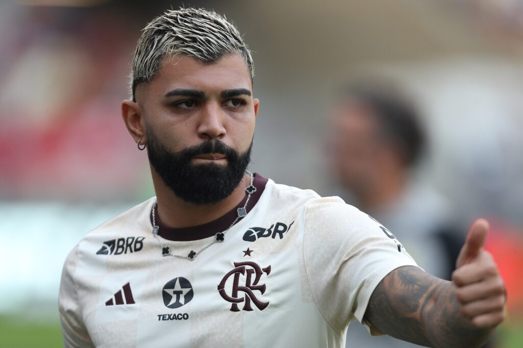 Gabriel Barbosa do Flamengo gesticula durante o aquecimento antes da partida entre Flamengo e Palmeiras como parte do Brasileirão 2024 no Estádio do Maracanã em 11 de agosto de 2024 no Rio de Janeiro, Brasil. 