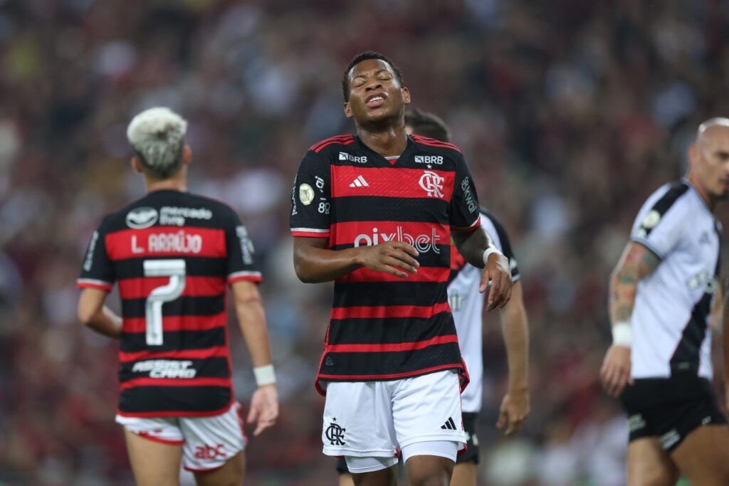 Plata do Flamengo reage após perder gol durante partida do Brasileirão 2024 entre Flamengo e Vasco, no Estádio do Maracanã